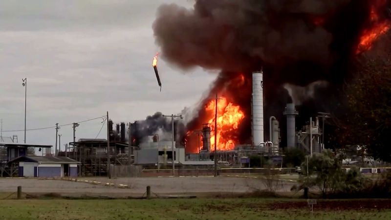 Při explozích v texaské chemičce vyletěla do vzduchu zpracovatelská věž, 60 tisíc evakuovaných